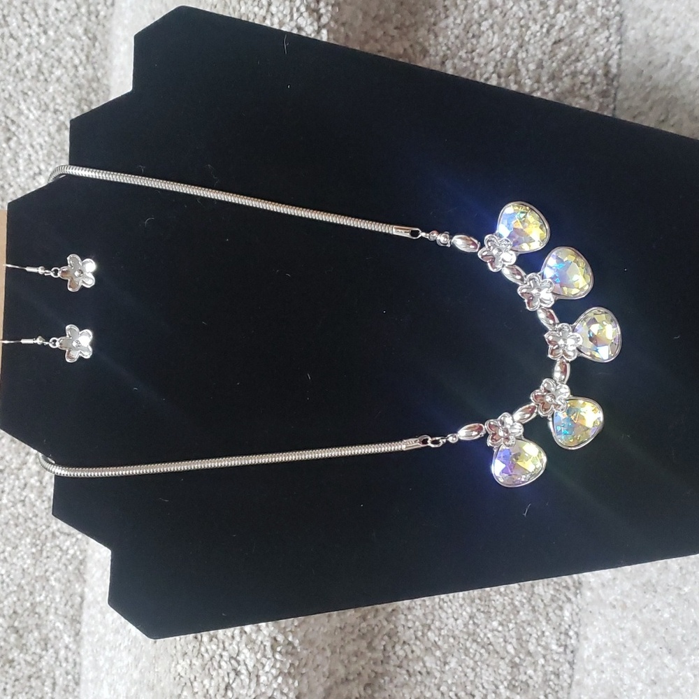 Necklace ab stone and flower earrings in silver